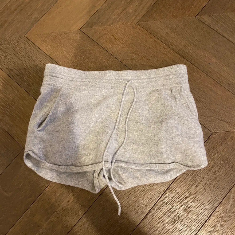 Soft goat cashmere shorts i strlk S!! Börjar budgivning på 200 kr!!❤️ lite missfärgningar men inget som synes utan på!. Shorts.