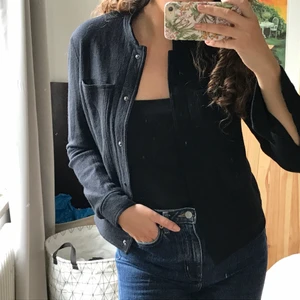 Svart vårjacka Filippa K  - Jättefin jacka med snygg passform från Filippa K. Storlek XS men passar mig som oftast har S. Köpte den själv på second hand men använder den tyvärr alldeles för sällan så det är därför jag säljer den. Saknas två knappar, en fram och en på ärmen (se sista bilden) men det syns nästan inte och går lätt att sy dit om man är lite händig! 