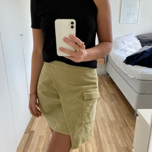 T-shirt med en arm - Använd ett par gånger från zara. Skriv vid intresse!