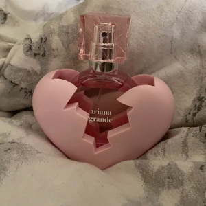 Arians Grande parfym  - Säljer Ariana Grandes senaste parfym då den inte var i min smak. Den är endast testad så i princip helt ny.