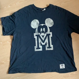 T-shirt - En jättefin t-shirt från h&m med mickey mouse tryck. Sval och skön i storlek XLmen sitter som XXL.🐭