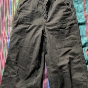 wide baggy chinos - säljer dessa byxor då de inte kommit till användning. dessa byxor är för längre personer men jag tror de hade suttit bra på vem som helst!