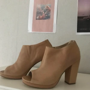Klackskor - Beiga klackskor ✨ frakt tillkommer