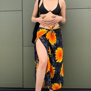 Strandlkjol - Finaste sommarkjolen med söta solrosor! Passar perfekt till det varma vädret som kommer ☺️ man knyter kjolen med hjälp av två band, och därför passar kjolen många storlekar!! Från xs-L skulle jag säga 😍😍 