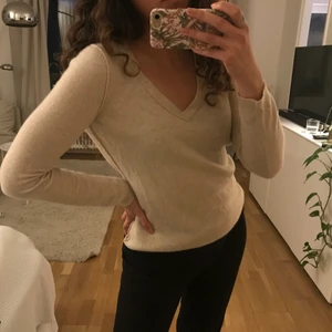 Kashmirtröja från Ann Taylor strl S/M - Supermjuk och fin beige kashmirtröja från Ann Taylor. Sparsamt använd. Passar mig som har S men även M eftersom den är ganska lång och lite stor över bysten på mig. Passar perfekt att dra över sommarklänningen när det blir kyligt 🌸
