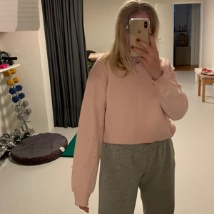 Tröja med pärlor - Säljer denna snygga tröja med pärlor på ärmarna. Jättebra skick!! 💕💕💕