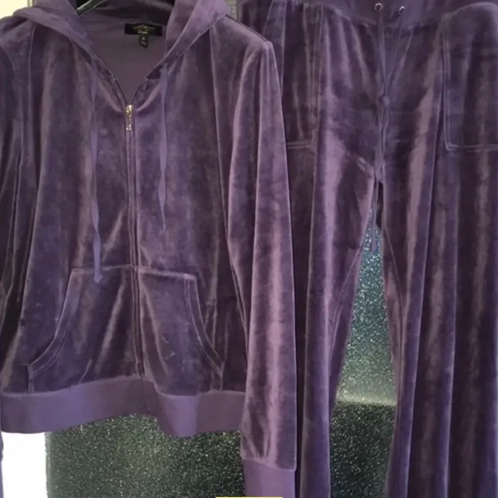 (Bilderna är från tidigare ägare) Säljer ett lila Juicy Couture Set med fickor där bak. Säljer pga att den var för liten! Skriv för fler bilder💞. Tröjor & Koftor.