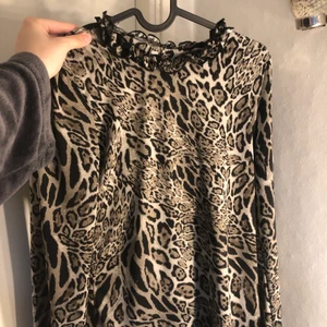 snygg blus✨ - En supersnygg blus med ett jätteskönt material!! Frakt tillkommer❣️