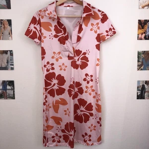 hawaii klänning!! - kopia av den trendiga klänningen från omighty på andra bilden!! väldigt stor på mig som normalt har XS! passar nog bäst om man har S-M!!💘💘 skriv gärna vid frågor✨