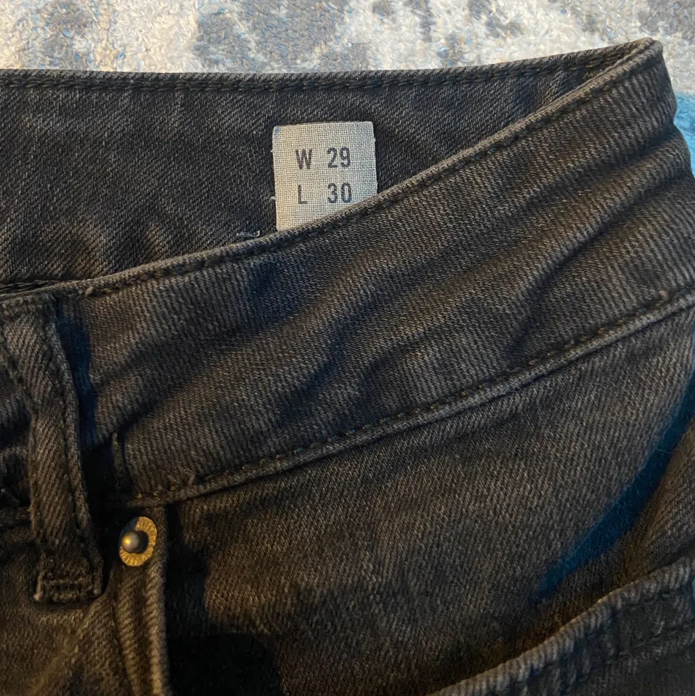 Jätte fina och sköna jeans från Vera moda! Jeansen är oanvända och i fint skick.💕 Vet inte riktigt vilken storlek jeansen är i men passar bra på mig som har storlek 34! Materialet är Stretchigt. Säljer för att det inte är min stil längre! (: . Jeans & Byxor.