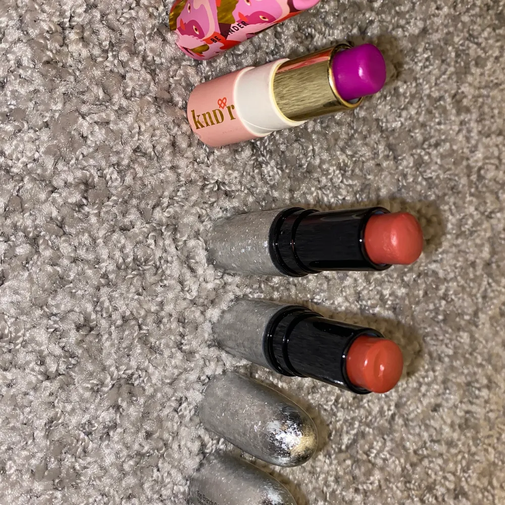 Hej har massa läppprodukter att sälja. Helt oanvända. Den som ligger i förpackningen är Rihannas lipstick i färgen Griselda original pris för den är 219 kr ja säljer den för 140. Sedan har vi de 3 längst bak (2 i silver förpackningen och den ena i rosa) tar 50 kr styck för de silvriga eller 80 för båda. Den rosa är i märket kndr och jag säljer den för 80 kr. Resterande är dem som ligger ner och de säljer jag för 30kr/st . Accessoarer.