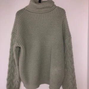 Snygg mintgrön tröja från NAKD - Mysig och snygg mintgrön tröja med polokrage. Köpt från NAKD. Finns inga lappar kvar men är storlek m :) 