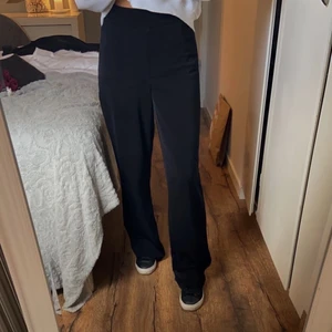 Raka svarta byxor  - Så fina svarta raka byxor från bikbok som tyvärr är lite för långa för mig, de är i storlek 36 och är aldrig använda 