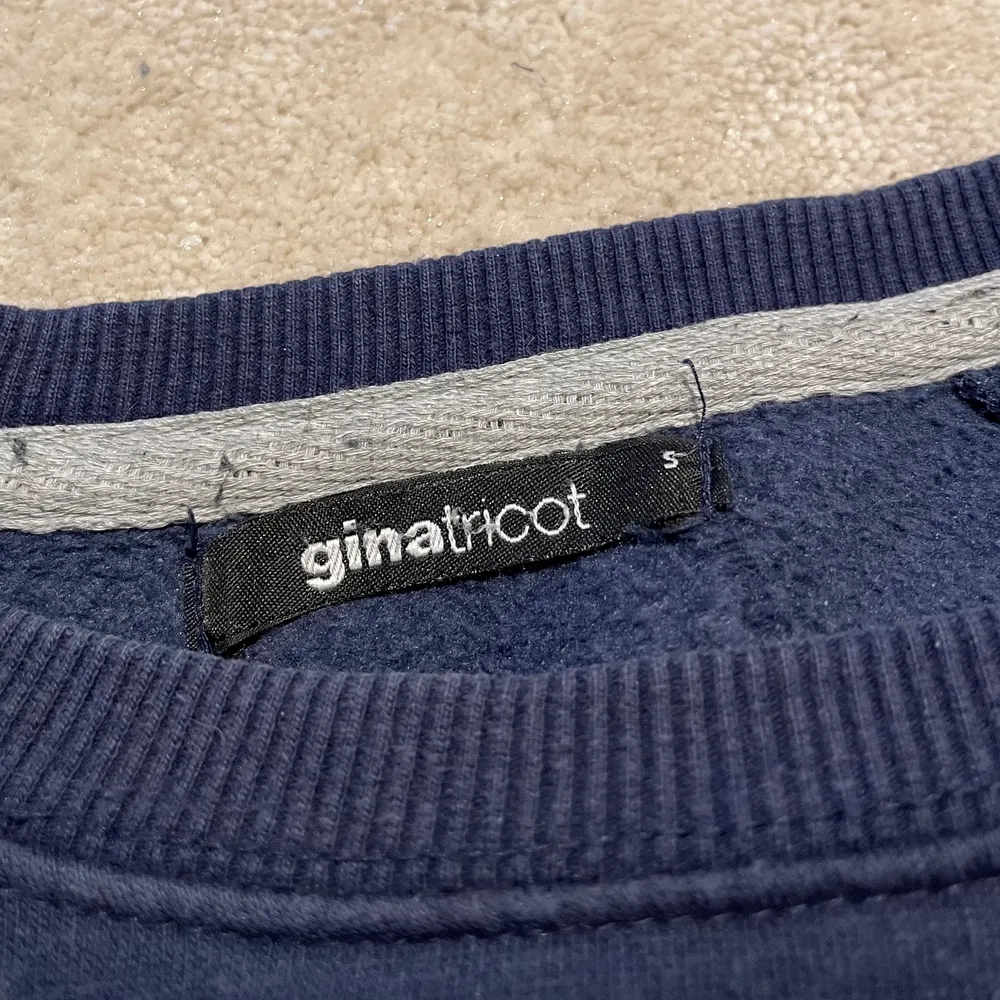 En marinblå sweatshirt från ginatricot!! Stort tryck på framsidan☺️ 100kr+frakt 🥰. Tröjor & Koftor.