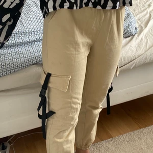 Cargobyxor beige strl M - Beige cargobyxor köpt på Yesstyle. Byxorna passar strl s-m