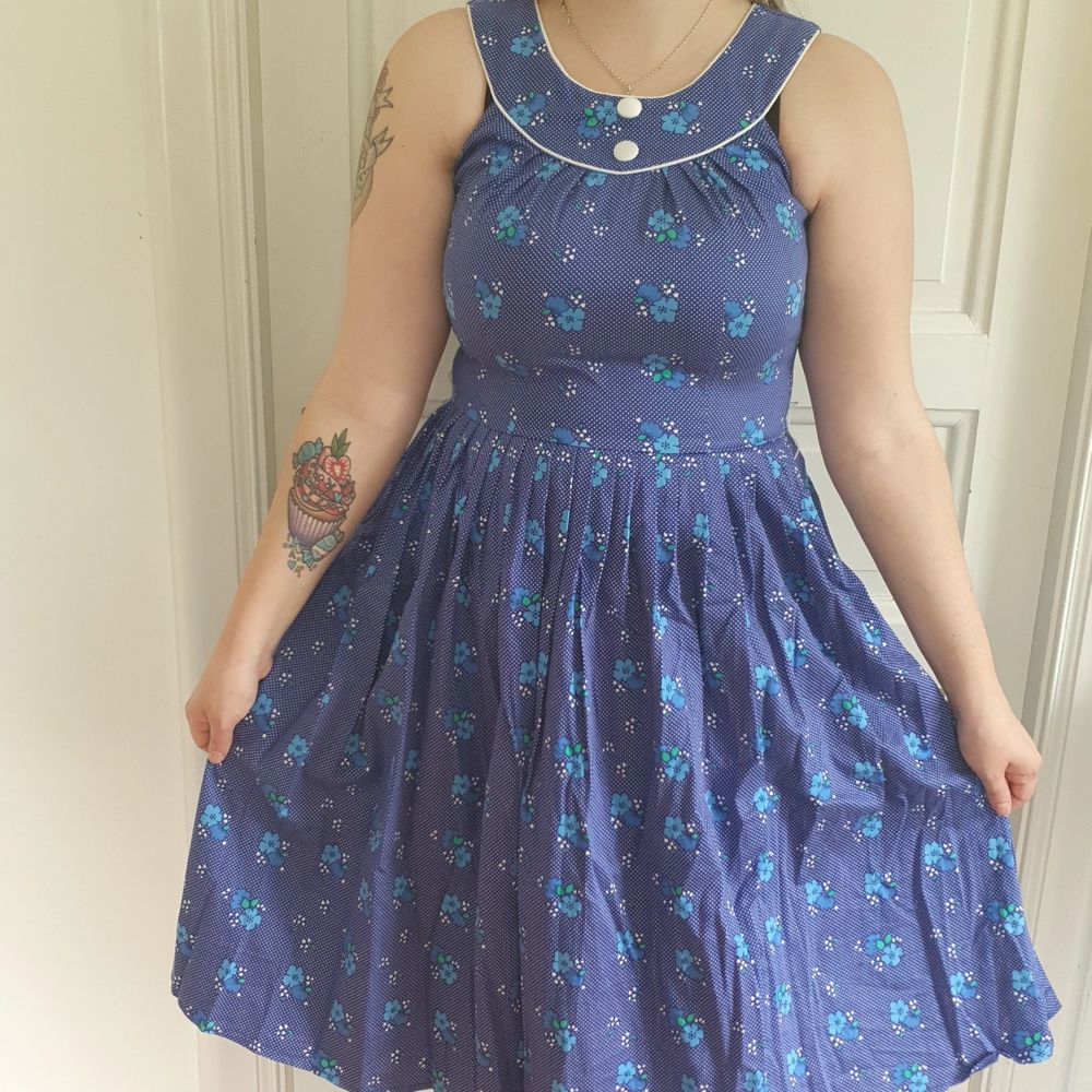 Blåblommig Rockabilly klänning med vackra detaljer. Klänningar.