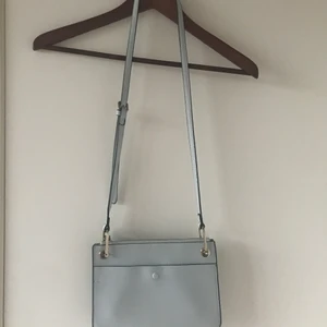 Väska - Fin väska som bara är använd ett par fåtal gånger. Har fyra fickor inuti. Köpare står för frakt, tror fraktinfo stämmer. 💓