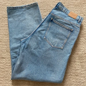 Loose Straight Jeans - Säljer dessa sparsamt använda jeans från weekday. Säljer pga att de ej passar mig. Det är modell rail, högmidja, lösa och vid/raka ben. Storlek W33/L32. 