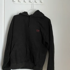 Hov1-hoodie - Säljer min Hov1 hoddie från typ 2017/2018! Använd ett fåtal gånger och säljer pga använder aldrig. En av deras tidigaste merch, är storlek S men sitter lite oversize