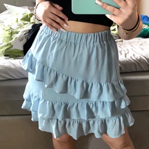 Ljus blå volangkjol 💙💙 - Intressebolag på min jättefina ljusblåa volangkjol ifrån NA-KD i storlek 36, verkligen superfin och perfekt till sommarn, buda ifrån 100kr 💗💗