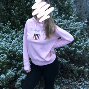 GANT Hoddie - GANT hoodie som värken passar eller är min stil längre💕 sparsamt använd och ett nypris på 1000kr💕 budgivning eller köp för 350kr, kan mötas upp i Gbg eller skickas mot fraktkostnad 
