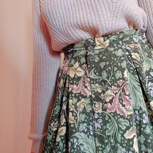 Blommig midikjol - Svinvacker blommig kjol från Monki. Mysigt och svalt material med knappar och resår i midjan. Aldrig använd. Köpte den i höstas men den nu är den lite för liten därför jag säljer den💚 Frakten tillkommer men jag möts gärna upp i gbg!😇💕