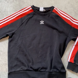 Adidas tröja - En jätte fin adidas tröja med röda armar. Jag säljer för att den är för liten för mig. Men den är jätte vacker 🤩 