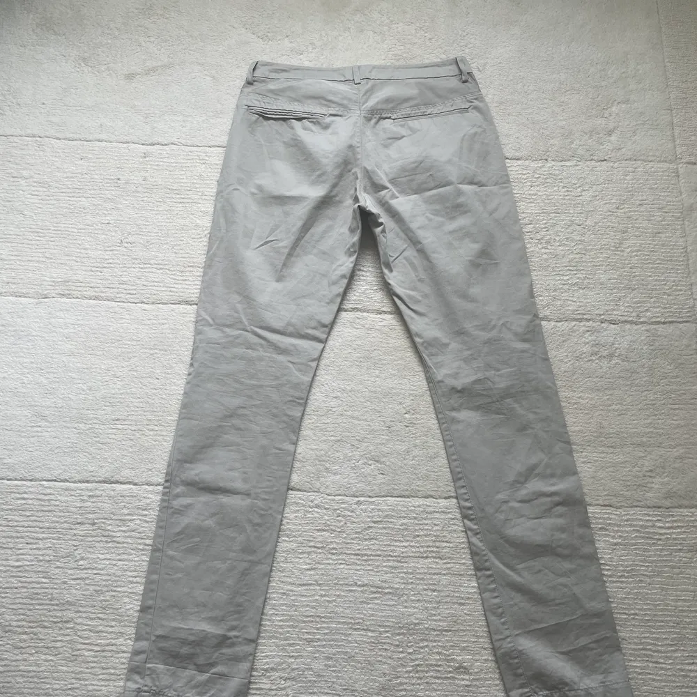 Beiga chinos från Filippa K. Storlek m. Köpta på sellpy men jag har aldrig använt dem. Frakt 45kr. Jeans & Byxor.