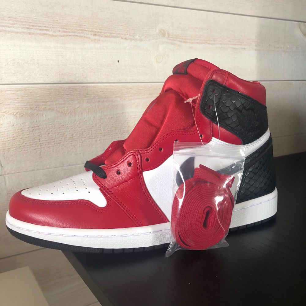 Air Jordan 1 Satin Snake Chicago (W) | Plick Second Hand