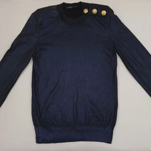 BALMAIN X HM fin tröja som ny.34 XS-S - BALMAIN X HM fin tröja som ny.34 enl.etikett Passar XS-S.Ren.Skick som ny.Ready 2 wear.Snygg skimrande nattblå färg.Se bild 2 f detaljer.Dyr i inköp.OBS!Det saknas kategori TRÖJOR.jag placerad den i BLUSAR då den ör en Fin tröja