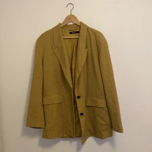 Gul kavaj  - Gul kavaj från Gina tricot. Priset kan diskuteras vid intresse. Önskas fler bilder, kontakta mig💕