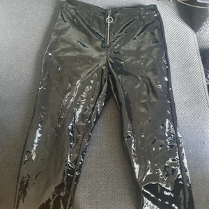 Lackbyxor storlek S 36/38 - Säljer mina oanvända lackbyxor från Shein som endast är prövade. Jag upplevde att materialet låter för mycket när man har dem på sig men så är de väldigt tighta på mig så kanske låter mindre på någon där de sitter lite bättre tänker jag? 
