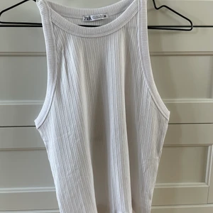 Vit topp från Zara - Snygg vit topp från Zara aldrig använd så som ny!!