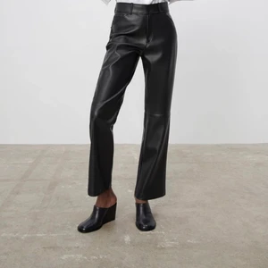 Raka skinnbyxor från Zara  - Svarta skinnbyxor från Zara som är använd ett par gånger. Jätte snygga och bekväma samt lite mer utsvängda vid benen. På första bilden syns liknande byxor och på nästa bild ser man hur de sitter på. 