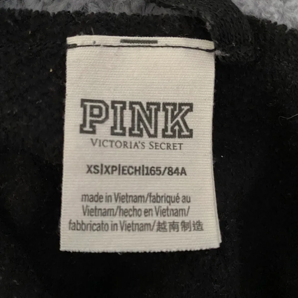 Jättefin och skön tröja från PINK, köpt i London. Lite kortare i modellen och halv öppen rygg. Köpt för 450kr 🥰. Tröjor & Koftor.