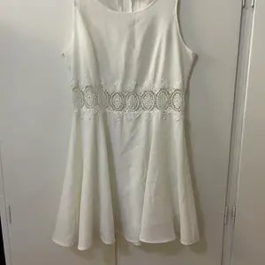 Denna klänning är i storlek 42 köptes förra sommaren. Aldrig använt klänningen. Lägger ut klänningen på 150kr men priset kan diskuteras. 