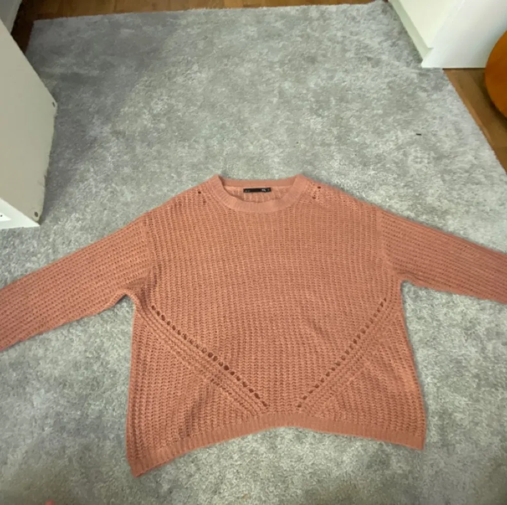 En stickad tröja i gammel rosa färg från Lager 157, jätte skön men inte kommit till användning av mig. Stickat.