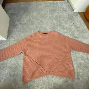 En stickad tröja i gammel rosa färg från Lager 157, jätte skön men inte kommit till användning av mig