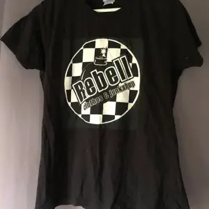 T shirt med coolt tryck från rebellclothes.se