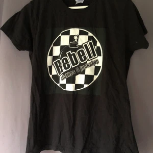 T shirt med tryck  - T shirt med coolt tryck från rebellclothes.se