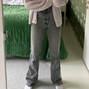 Zara jeans - Säljer dessa jeans från zara i storlek 34. De är högmidjade och väldigt långa, jag är 172 o de går ner till marken. De har därflr blivit ganska slitna längst ner men tkr det ser coolt ut. Skriv för egna bilder