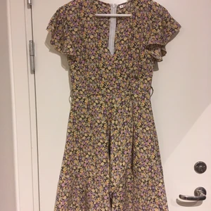 Sommarklänning från SHEIN strl S - Fin klänning från SHEIN. Storlek S. Bandet i midjan saknas. Hämtas i Bromma eller skickas. Köparen står då för frakt 