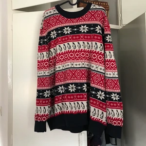 Jultröja - En jättemysig jultröja i rött och blått. Köpt på H&M i storlek XL. Använd ett antal gånger. Säljer för 100kr + frakt❤️