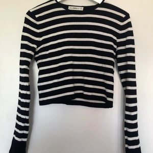 Randig croppad topp - Stickad topp i blå-vitt. Croppad passform. Sitter supersnyggt på. Från zara. 