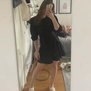 Klänning zara - Säljer denna då den inte längre kommer till användning den är ifrån zara och är verkligen jättesöt!❤️Budgivning om fler är intresserade❤️