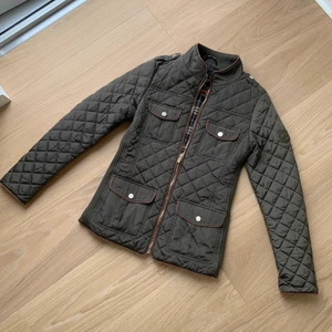 Hollies quiltad jacka - Säljer den här quiltade Hollies jackan i storlek 36. Nypris 1500, säljer den för 500 + frakt 66. Perfekt skick 💚