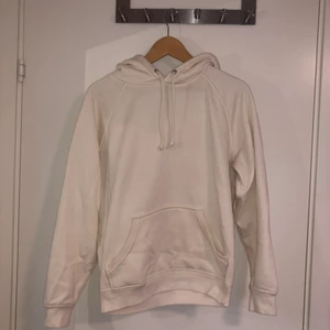 Hoodie - En vanlig basic hoodie ifrån bikbok, den är knappt använd och i fint skick ☺️