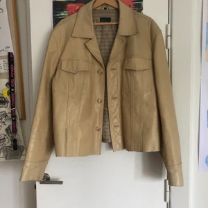 Beige läderjacka - Köparen står för frakten🌟