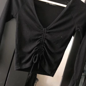 Topp  - Svart topp med snörning från bershka. Storlek xs. Knappt använd! 
