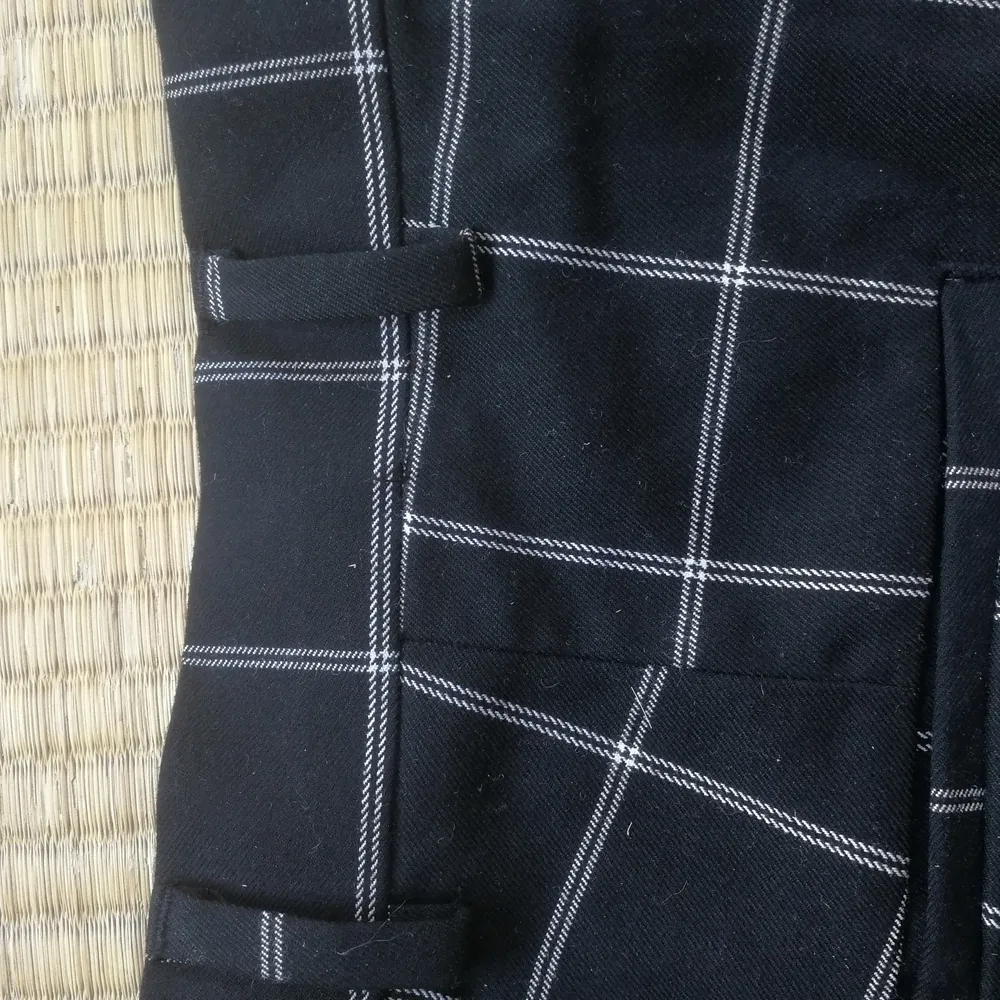 Ett par härliga rutiga kostymbyxor från HM i herrstorlek 44 (motsvarar någonstans mellan 36-40 i damstorlek). Jag har tyvärr för breda lår från gymmet så kan inte ha dem längre. . Jeans & Byxor.